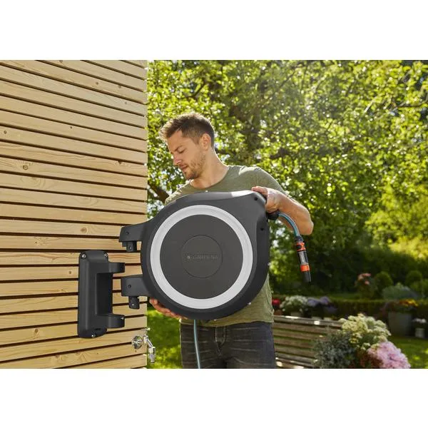 KUN Test produkt ...GARDENA Veggslangeboks 35 m hvit med ekstra vanningspistol bilde